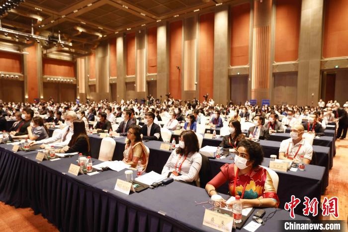 500余名專(zhuān)家學(xué)者、嘉賓代表以線上線下方式參加開(kāi)幕式?！∈⒓样i 攝