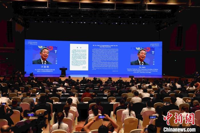 第九屆、第十屆全國(guó)人大常委會(huì)副委員長(zhǎng)許嘉璐向大會(huì)發(fā)來(lái)賀信?！∈⒓样i 攝