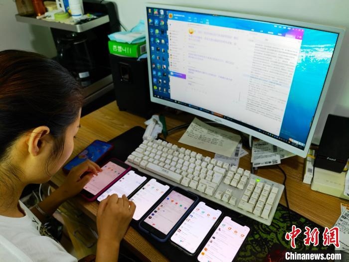 圖為網(wǎng)絡(luò)客服為網(wǎng)上“專車座套”客戶答疑釋惑?！巫雍?攝