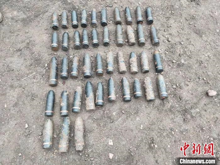 圖為發(fā)現(xiàn)的遺留炮彈。　特日格樂(lè) 攝