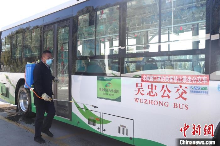 工作人員正在對公交車進(jìn)行消殺?！∮诰?攝