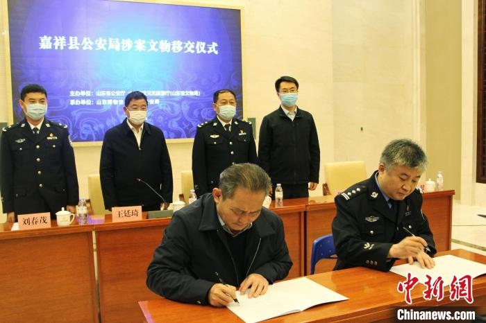 山東博物館館長鄭同修和嘉祥縣人民政府副縣長、公安局局長趙健簽署移交協(xié)議?！≮w曉 攝