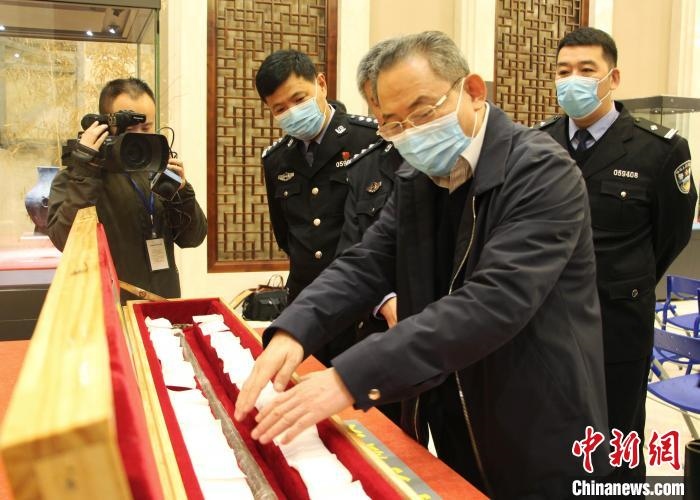 山東博物館館長鄭同修介紹涉案文物龍首錯銀木柲銅杖。　趙曉 攝