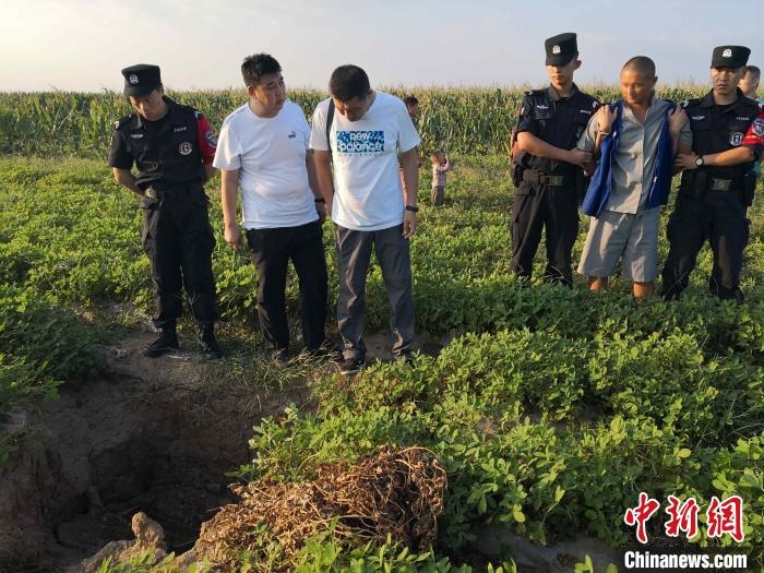 資料圖：犯罪嫌疑人辨認作案現場?！〖蜗榭h公安局供圖