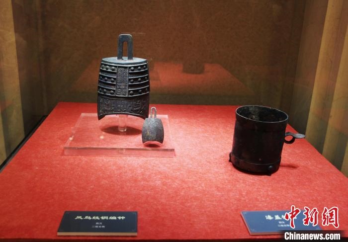 二級文物西漢鳳鳥紋銅編鐘、漆蓋銅卮?！≮w曉 攝