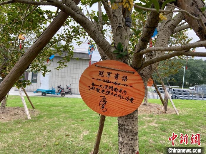 石智勇寫下的寄語。　林波 攝