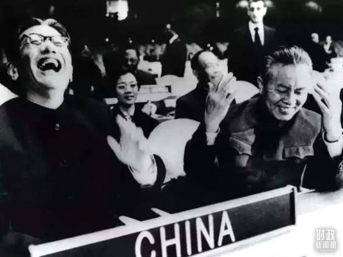 △1971年11月15日，以外交部副部長喬冠華(左一)為團長、黃華(右一)為副團長的中國代表團，首次出現(xiàn)在聯(lián)合國大會上。(資料圖)
