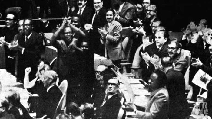 △第2758號決議通過后，現(xiàn)場爆發(fā)出熱烈歡呼聲。(資料圖)