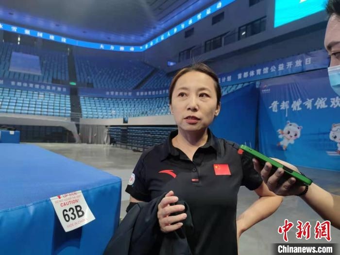 中國滑冰協(xié)會主席、前中國短道速滑隊主教練李琰表示，”冰雪惠民計劃“能推動更多人上冰 郝凌宇 攝