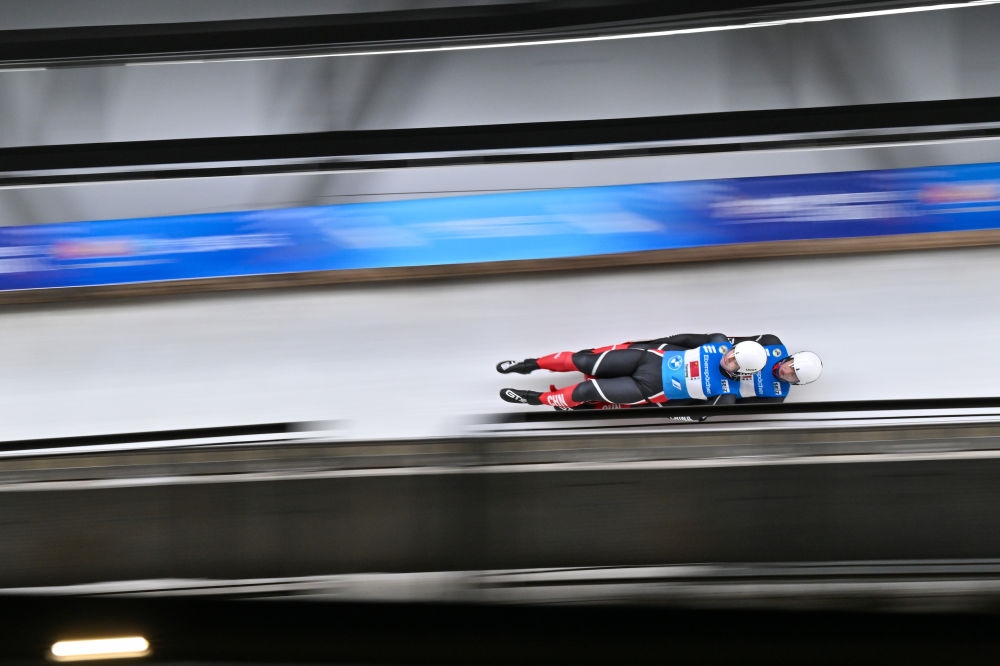 11月21日，“相約北京”國際雪橇聯(lián)合會雪橇世界杯，中國選手黃葉波/彭俊越在團體接力比賽中。新華社記者陳益宸攝