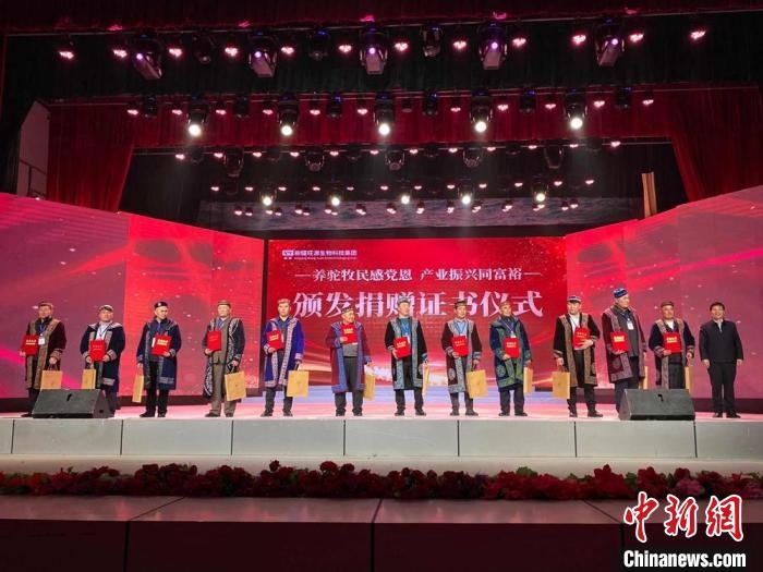 阿勒泰地區(qū)牧民靠企業(yè)的幫扶走上了致富道路?！」o琨 攝