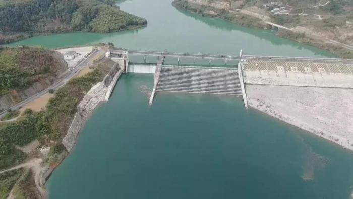 　　圖1 2021年12月7日，督察組使用無人機(jī)拍攝，保護(hù)區(qū)實(shí)驗(yàn)區(qū)內(nèi)的八吝大壩已建成，且未設(shè)置過魚設(shè)施