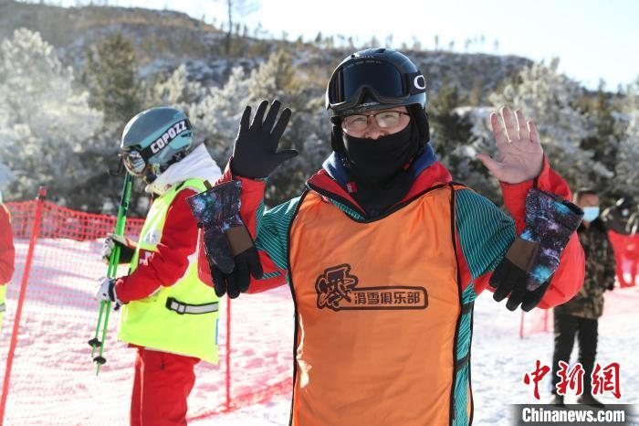 圖為滑雪場(chǎng)現(xiàn)場(chǎng)?！≡S婷 攝