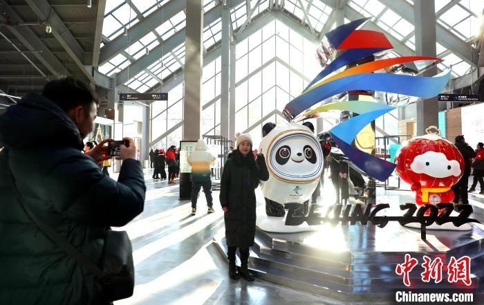 圖為滑雪場(chǎng)現(xiàn)場(chǎng)?！≡S婷 攝