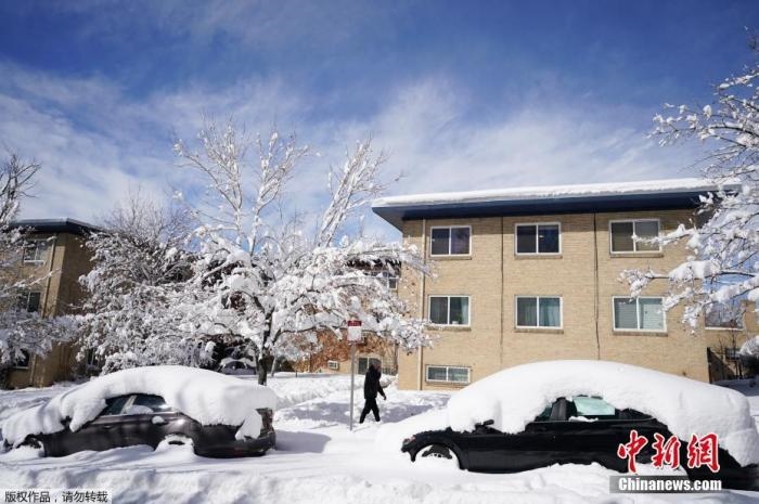 資料圖：當(dāng)?shù)貢r(shí)間2021年3月15日，美國(guó)科羅拉多州丹佛，當(dāng)?shù)赜瓉?lái)強(qiáng)暴風(fēng)雪天氣，城市被積雪覆蓋。