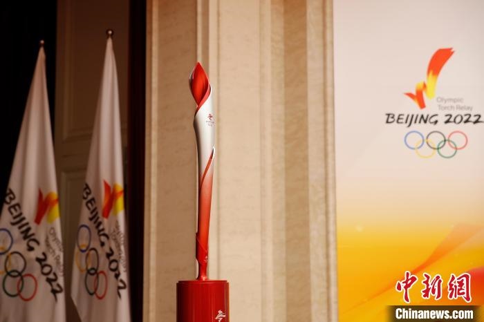 展示的北京冬奧會(huì)火炬?！〗x 攝