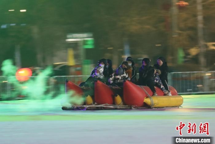 民眾沉醉在冰上香蕉船的快樂(lè)中?！∮诤Ｑ?攝