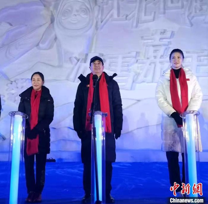 前女排國(guó)家隊(duì)隊(duì)長(zhǎng)奧運(yùn)冠軍惠若琪(右一)，中國(guó)女子田徑競(jìng)走奧運(yùn)冠軍王麗萍(左一)助陣當(dāng)晚活動(dòng)?！≮w桂華 攝