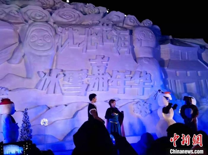 活動(dòng)現(xiàn)場(chǎng)表演的《冰雪奇緣》很受歡迎?！≮w桂華 攝