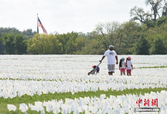 當(dāng)?shù)貢r(shí)間2021年9月18日，美國(guó)首都華盛頓國(guó)家廣場(chǎng)上插著數(shù)十萬(wàn)白色旗幟，悼念新冠逝者。這個(gè)名為“在美國(guó)：銘記”藝術(shù)裝置由美國(guó)藝術(shù)家弗斯滕伯格(Suzanne Firstenberg)策劃，她計(jì)劃在兩周內(nèi)與公眾一起在華盛頓國(guó)家廣場(chǎng)插上與美國(guó)新冠死亡病例數(shù)對(duì)應(yīng)的白旗，以示悼念。 <a target='_blank' href='/'>中新社</a>記者 陳孟統(tǒng) 攝