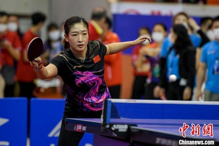 劉詩(shī)雯在2021年全國(guó)乒乓球“業(yè)余球王”總決賽中與選手互動(dòng)交流球技?！●樤骑w 攝