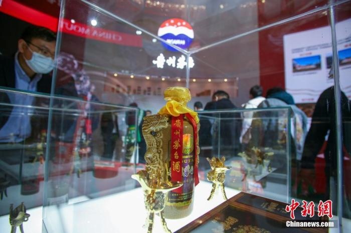 10月19日，天津，參觀者在中國茅臺展位參觀展示的白酒。當天，第105屆全國糖酒商品交易會在國家會展中心(天津)啟幕。本屆糖酒會展覽總面積20萬平方米，吸引了來自40多個國家和地區(qū)的3504家參展商參展，共設(shè)置了傳統(tǒng)酒類、葡萄酒及國際烈酒、食品及飲料、調(diào)味品及配料、食品機械及包裝等展區(qū)。 <a target='_blank' href='/'>中新社</a>記者 佟郁 攝