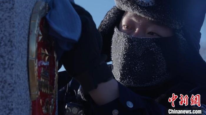 圖為恩和哈達邊境派出所的9名民警踏雪巡邊?！⒕S明 攝