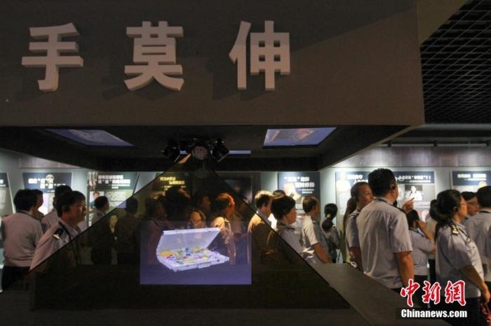 資料圖：2015年10月，海南省公安廳組織黨員干部前往反腐倡廉警示教育基地參觀受教。洪堅(jiān)鵬 攝