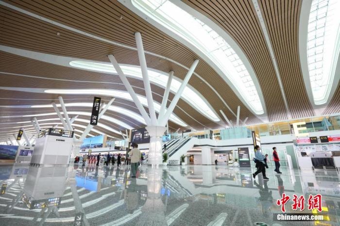 資料圖：貴陽龍洞堡國際機場T3航站樓出發(fā)大廳。 瞿宏倫 攝