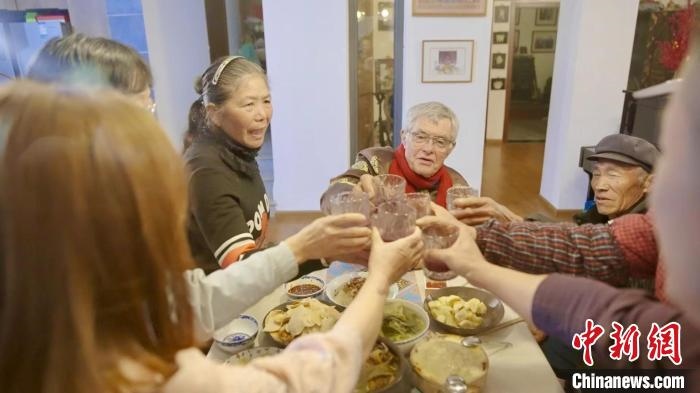 圖為賀歲紀(jì)錄片《“洋女婿”的中國年》劇照。　胡遠(yuǎn)航 攝