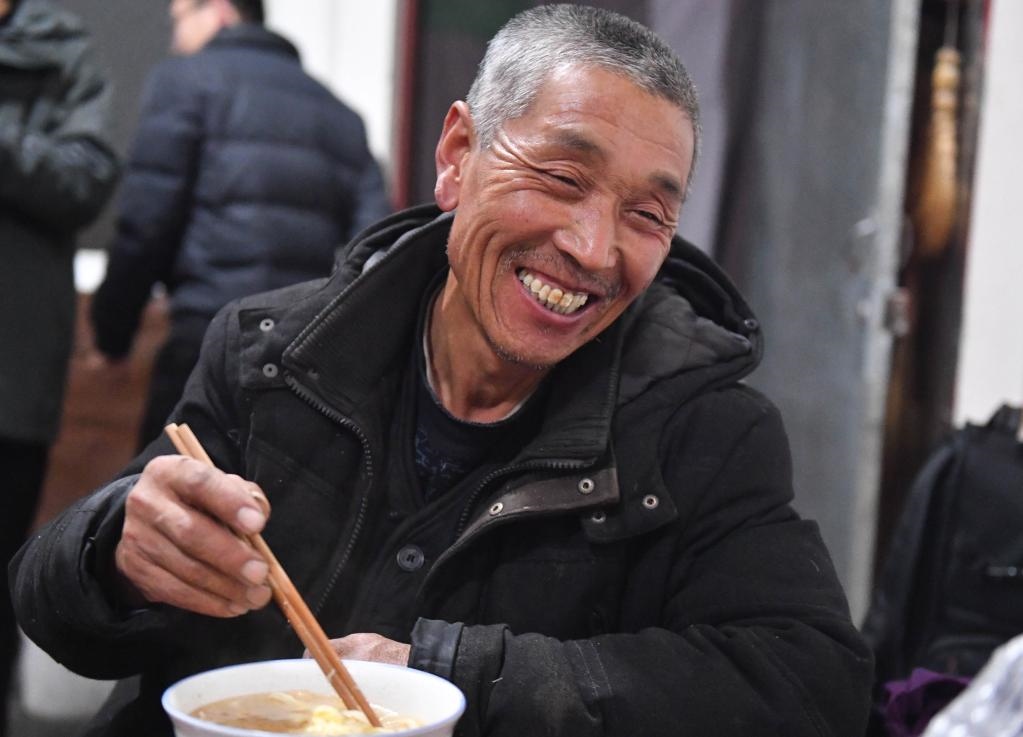 1月26日，山西省汾西縣段村村民蔡文明談起見(jiàn)到總書(shū)記的心情，激動(dòng)又開(kāi)心。新華社記者 柴婷 攝