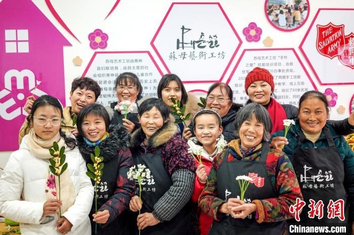 “蘇母藝術(shù)工坊”文創(chuàng)工作室的姐妹們?！」帕捡x 攝