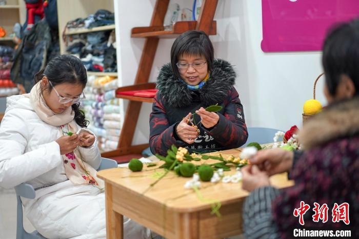 文創(chuàng)工作室的姐妹們正在鉤織月桂葉片?！」帕捡x 攝