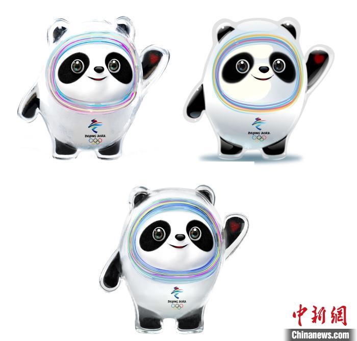 設(shè)計團(tuán)隊將“冰絲帶”的形象引入大熊貓后逐漸成型。上方兩個形象還是外八字腳，下方形象為最終定稿?！⑵皆乒﹫D