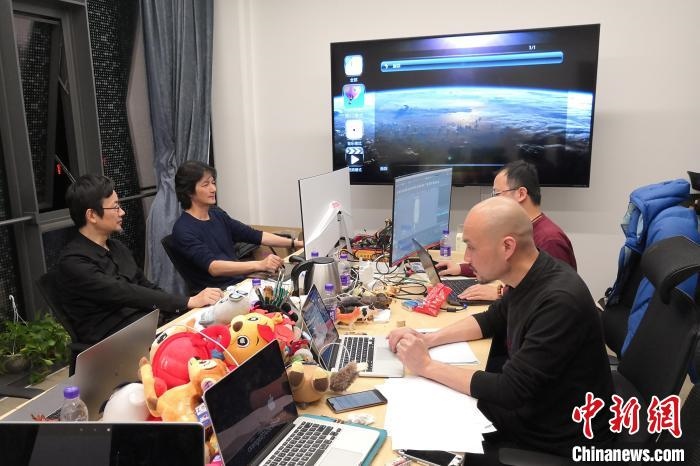 廣州美術(shù)學(xué)院曹雪、劉平云帶領(lǐng)的設(shè)計團(tuán)隊對北京冬奧會吉祥物加班加點進(jìn)行修改設(shè)計。(資料圖) 劉平云供圖