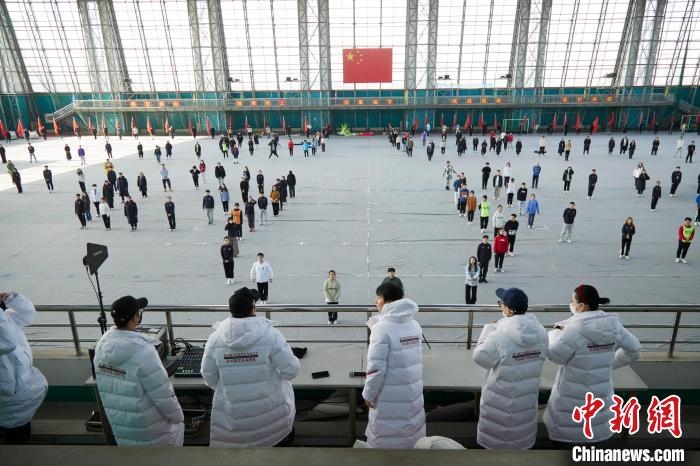 北京冬奧會閉幕式開始前，演員們在進行排練?！埼暮?供圖