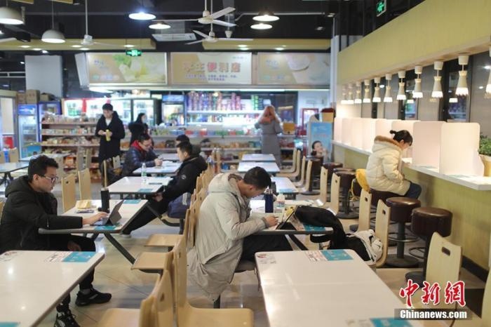 資料圖：考研學(xué)生在食堂內(nèi)復(fù)習(xí)。 泱波 攝