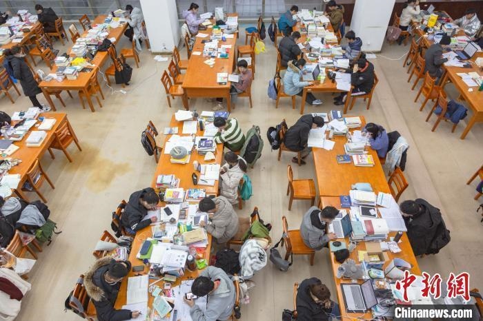 資料圖：南昌大學(xué)圖書館自習(xí)室內(nèi)，考生正在緊張復(fù)習(xí)。　劉力鑫 攝