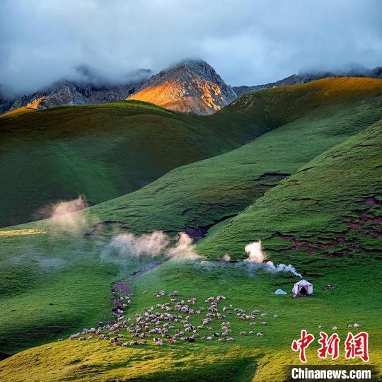 圖為作品《晨光炊煙》?！〗股?攝