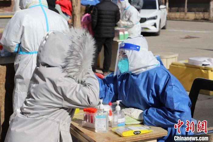 呼和浩特市民做核酸?！埩只?攝