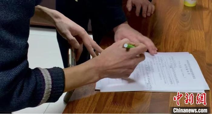 圖為現(xiàn)場(chǎng)下達(dá)詢問通知書?！±铈面?攝