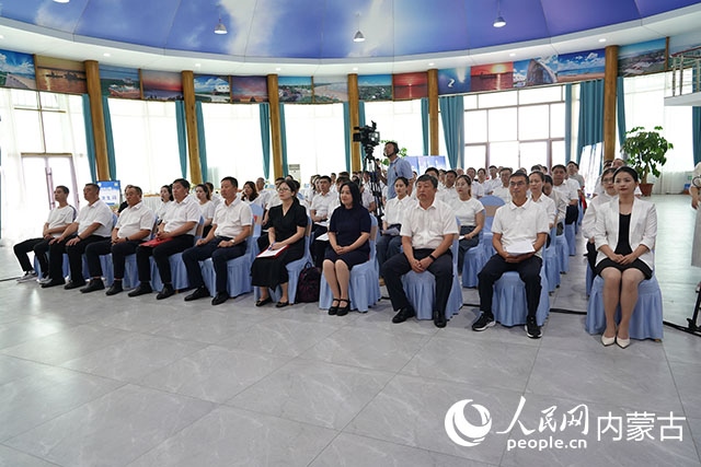 與會(huì)人員共同觀看科右中旗牛產(chǎn)業(yè)高質(zhì)量發(fā)展專題片。苑曉睿攝