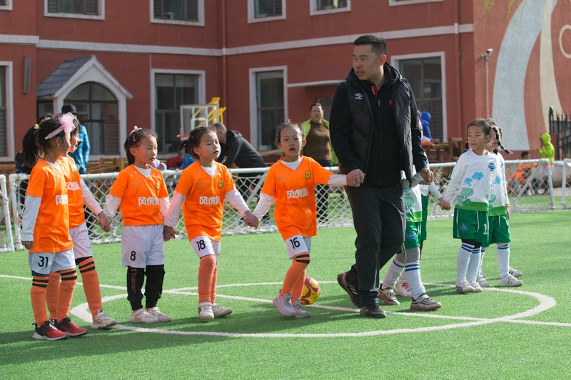 8.趣味比賽結(jié)束后，足球教師武穆帶領(lǐng)孩子們到場邊謝場.jpg