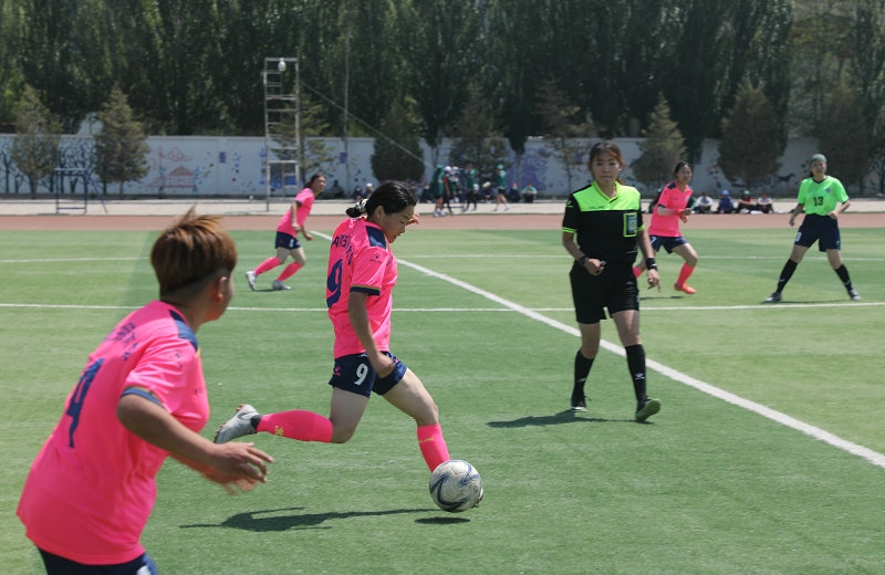 3.大學(xué)生足球聯(lián)賽本科組比賽現(xiàn)場(chǎng)，內(nèi)蒙古民族大學(xué)（粉色）對(duì)陣呼和浩特民族學(xué)院.JPG