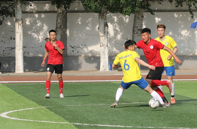 2.大學(xué)生足球聯(lián)賽本科組比賽現(xiàn)場(chǎng)，內(nèi)蒙古工業(yè)大學(xué)（紅色）對(duì)陣內(nèi)蒙古醫(yī)科大學(xué).jpg