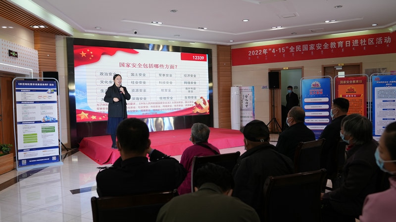 線下聯(lián)合各國家安全委員單位同步開展“國家安全進社區(qū)”活動，現(xiàn)場通過以國家安全知識問答為主線，穿插烏蘭牧騎演出、國家安全宣講、發(fā)放國家安全法律法規(guī)讀本等形式，圍繞什么是國家安全、國家安全包含哪些內(nèi)容、如何維護國家安全等方面，為社區(qū)老百姓開展宣傳宣講，同時作為現(xiàn)場“進社區(qū)”活動與線上直播活動連線，把現(xiàn)場熱烈氣氛帶到網(wǎng)絡，與大家共同分享。 (4)_副本.jpg