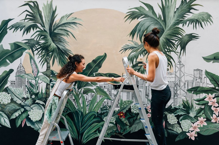 05. 藝術(shù)家梅慧欣、連佩汶與她們創(chuàng)作的壁畫(huà)作品.jpg