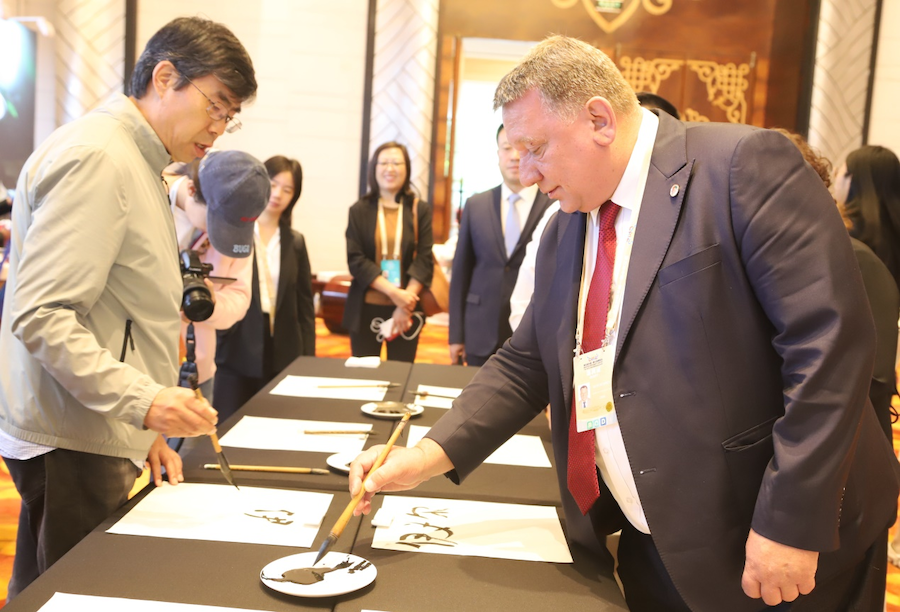 非遺、書法、文創(chuàng)齊亮相！2025年國家重要橋頭堡智庫論壇讓中外嘉賓讀懂北疆文化