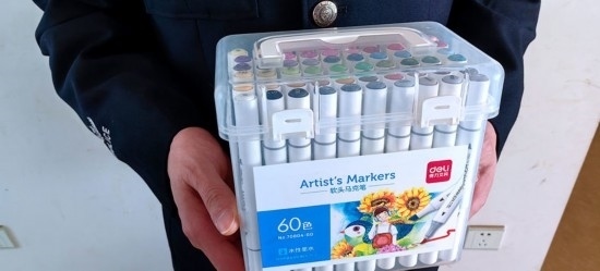 民警送上的馬克筆。資陽(yáng)市公安供圖