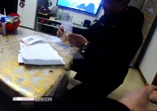 失主對(duì)照清單清點(diǎn)黃金等貴重物品。資陽(yáng)市公安供圖